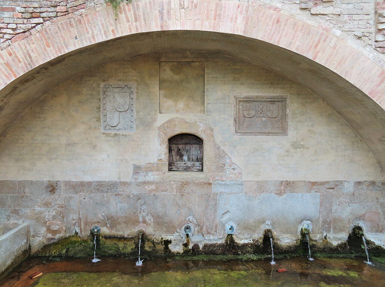 Fontane del Duca, Palazzo del Duca e Torrione Farnese